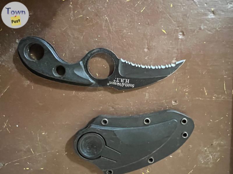 Photo of 2 tactical knives 