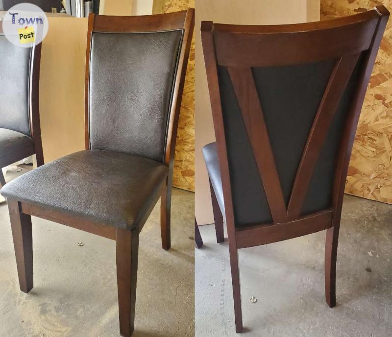 Photo of 3 Pulverized leather chairs