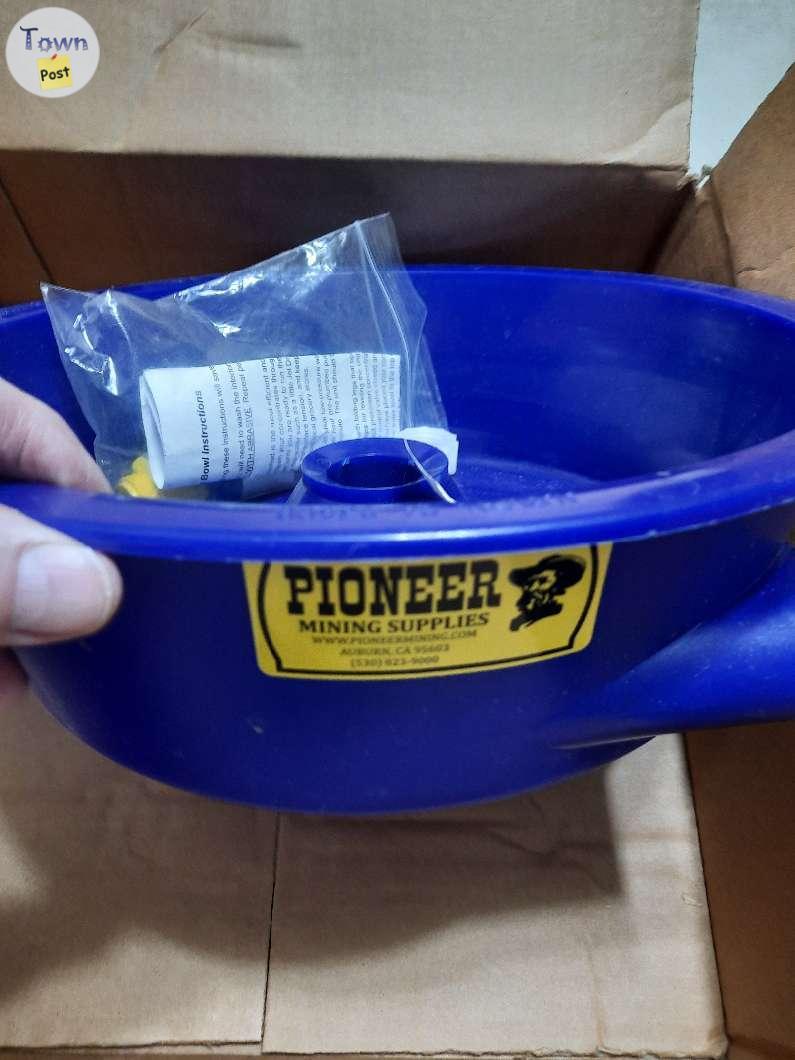 Photo of Blue bowl for gold separation 