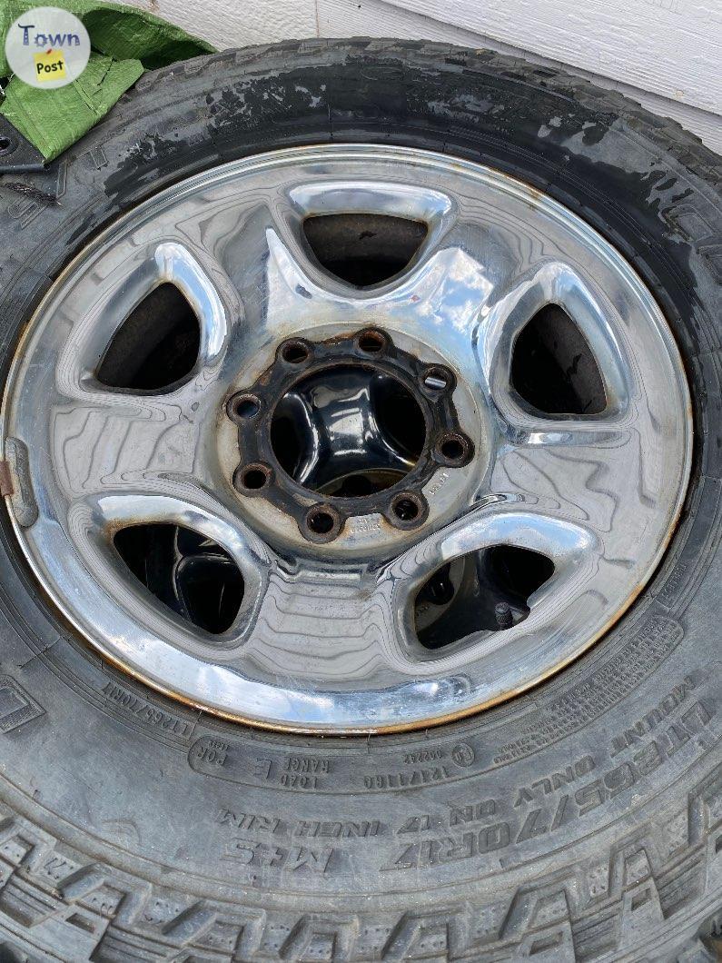 Photo of 8 bolt 17 inch Dodge rims 