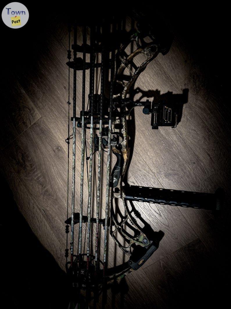 Photo of Bear Escape compound bow kit