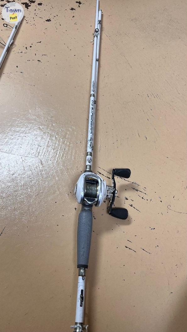 Photo of Johnny Morris 7’ CarbonLite Casting Rod and Baitcast Reel combo